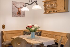 Dining - Cosy Holiday Apartment Lilly in Alpine Style with Mountain View (Garmisch)