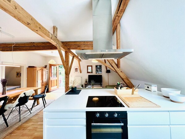 Fridge, oven, stovetop, dishwasher