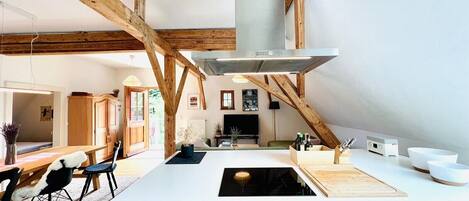 Fridge, oven, stovetop, dishwasher