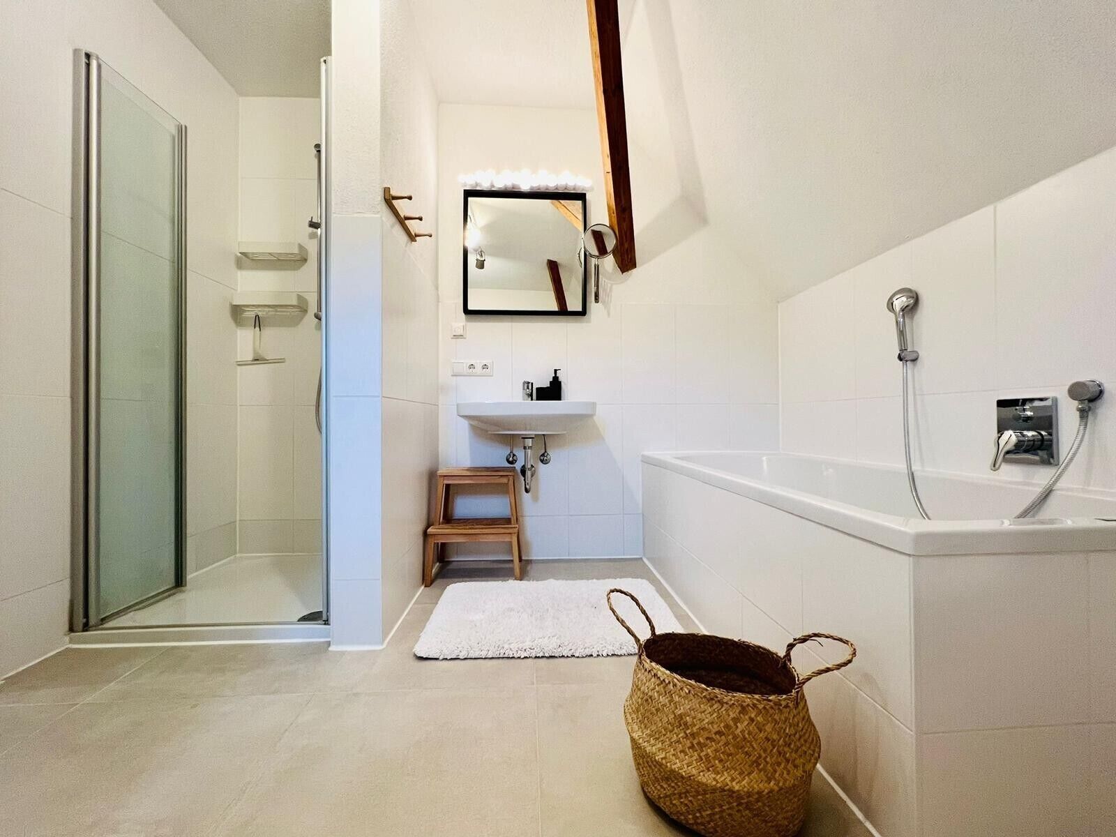 Bañera, secador de pelo, toallas
