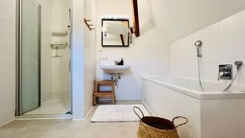 Bañera, secador de pelo, toallas