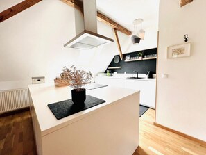 Frigorifero, forno, piano cottura, lavastoviglie