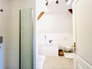 Bathtub, hair dryer, towels - Modern Dream Holiday Apartment with Balcony & Wi-Fi (Siegsdorf)