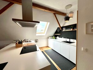 Fridge, oven, stovetop, dishwasher