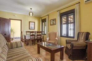 TV - Villa "Fuentes" with Private Terrace, Shared Pool and Garden, Families Only (Conil de la Frontera)