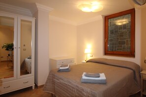 3 bedrooms, free WiFi, bed sheets - Charming Villa Belvedere with View of Lake Garda (gardone-riviera)