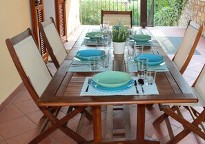 Outdoor dining - Charming Villa Belvedere with View of Lake Garda (gardone-riviera)