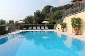 Pool - Charming Villa Belvedere with View of Lake Garda (gardone-riviera)