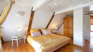 3 bedrooms, iron/ironing board, free WiFi, bed sheets