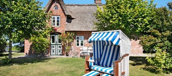 Holiday Home Pellwormhäuschen close to the North Sea with Wi-Fi