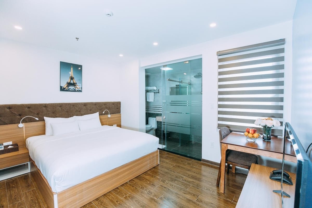 1 bedroom, minibar, desk, laptop workspace