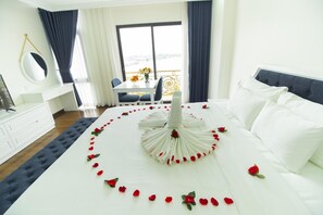 Minibar, desk, laptop workspace, blackout curtains - Queenie Hotel (Hai Phong)