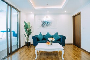 Panoramic Suite | Living room - Queenie Hotel (Hai Phong)