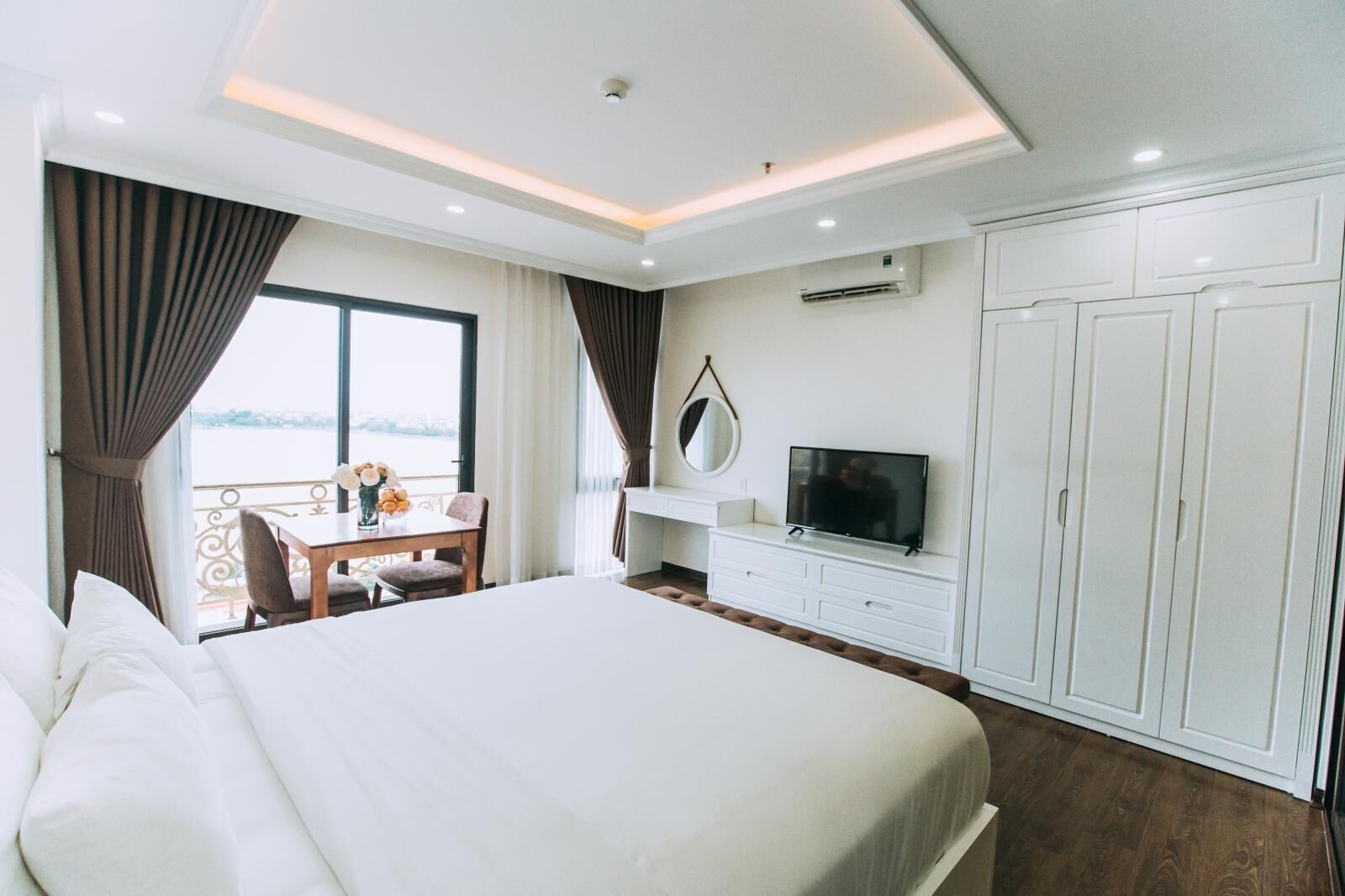 Minibar, desk, laptop workspace, blackout curtains