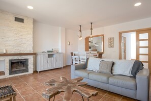 Televisión y chimenea 