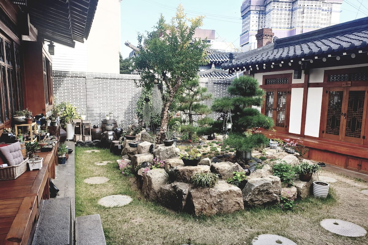 책상, 노트북 작업 공간, 방음 설비, 각각 다른 스타일의 인테리어