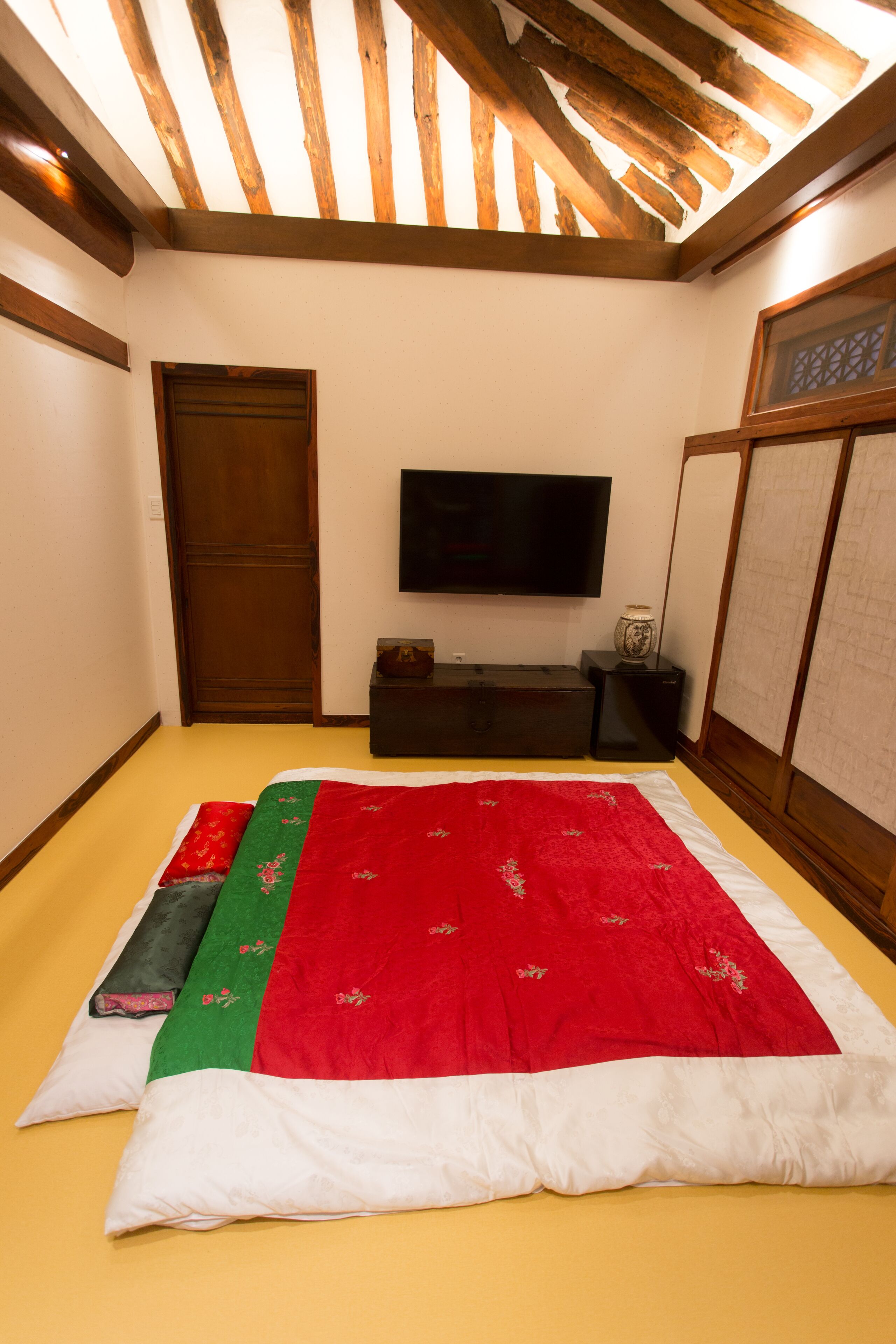 traditional room (gunnuhbang) | individually decorated, desk, laptop workspace, soundproofing