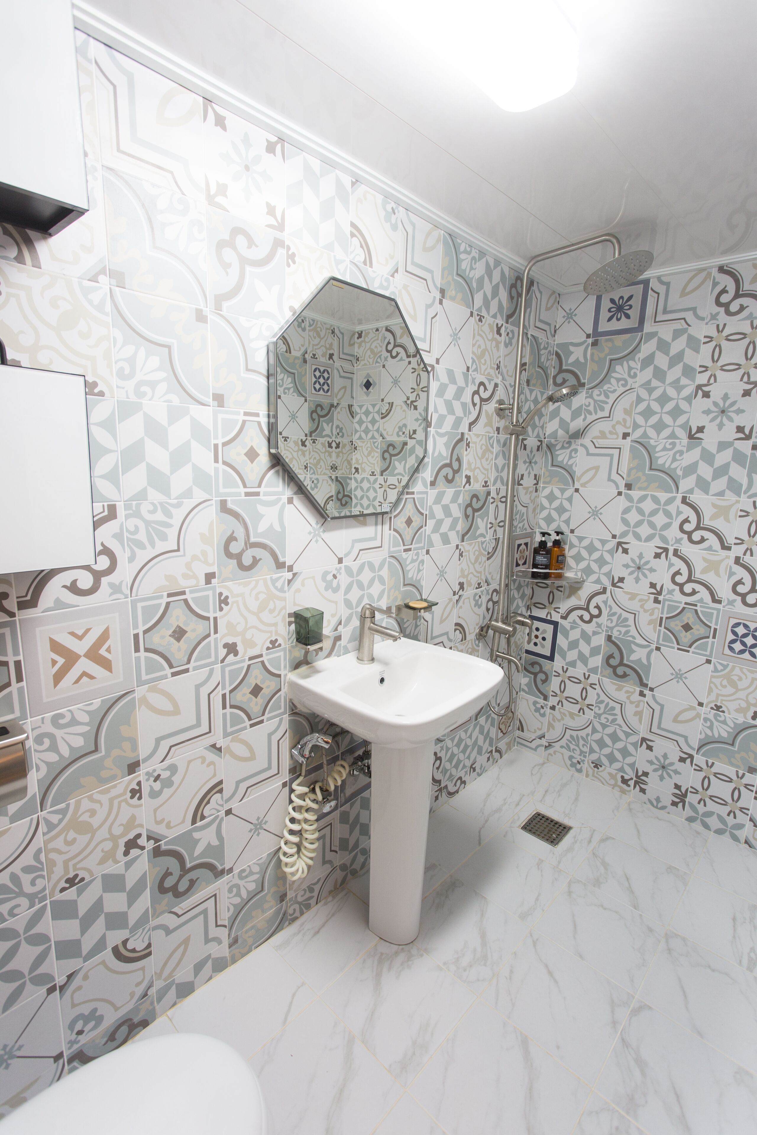 shower, free toiletries, hair dryer, slippers