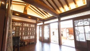Une pièce de style japonais traditionnel, avec un sol recouvert de tatamis, des portes coulissantes et un plafond en bois.