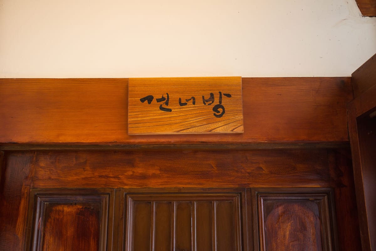 Decoración personalizada, escritorio y espacio para trabajar con laptop