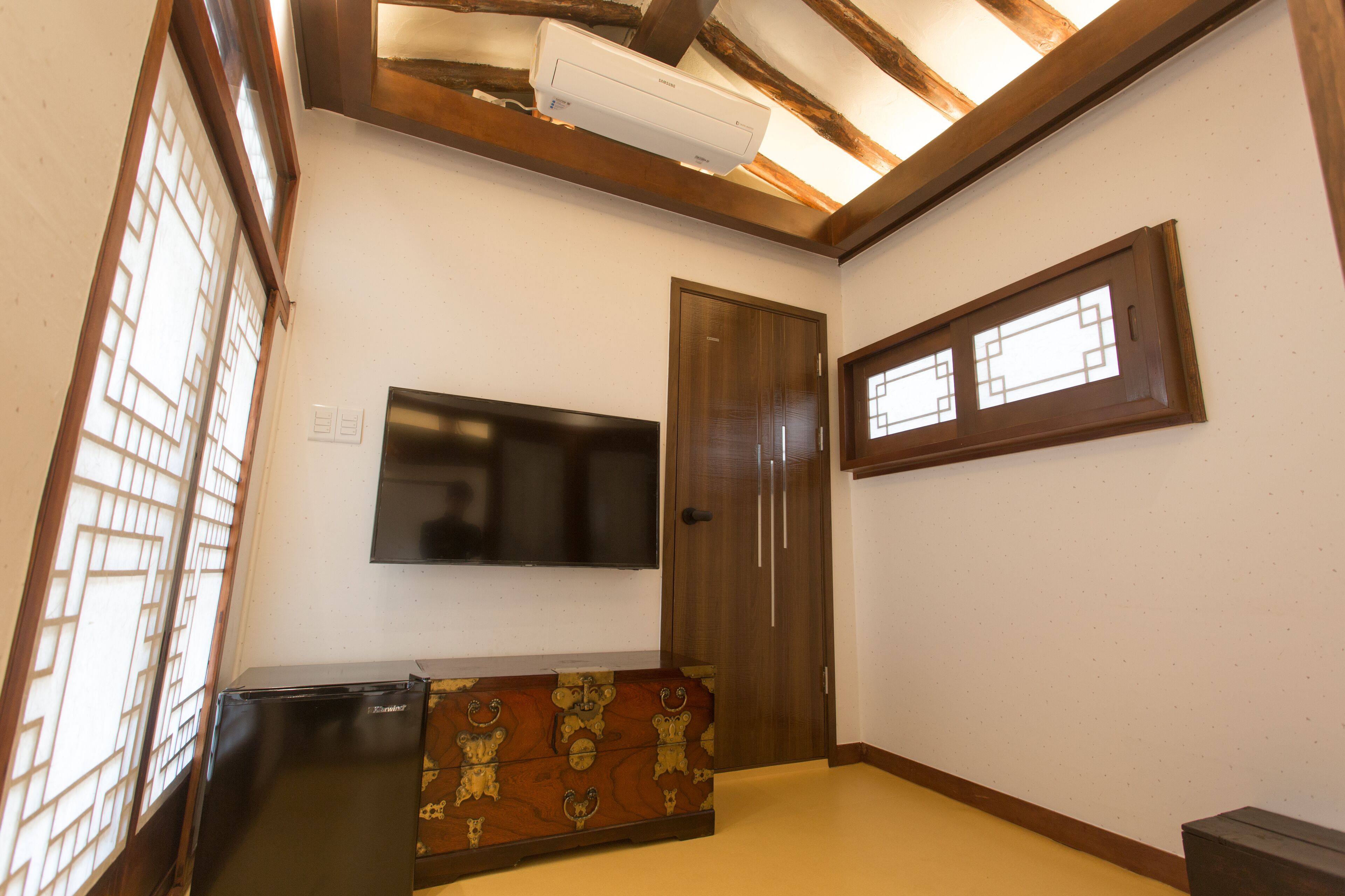 traditional room (daemunchae) | individually decorated, desk, laptop workspace, soundproofing