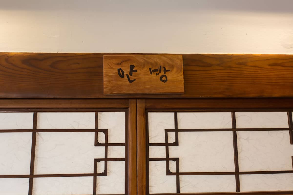 Decoración personalizada, escritorio y espacio para trabajar con laptop