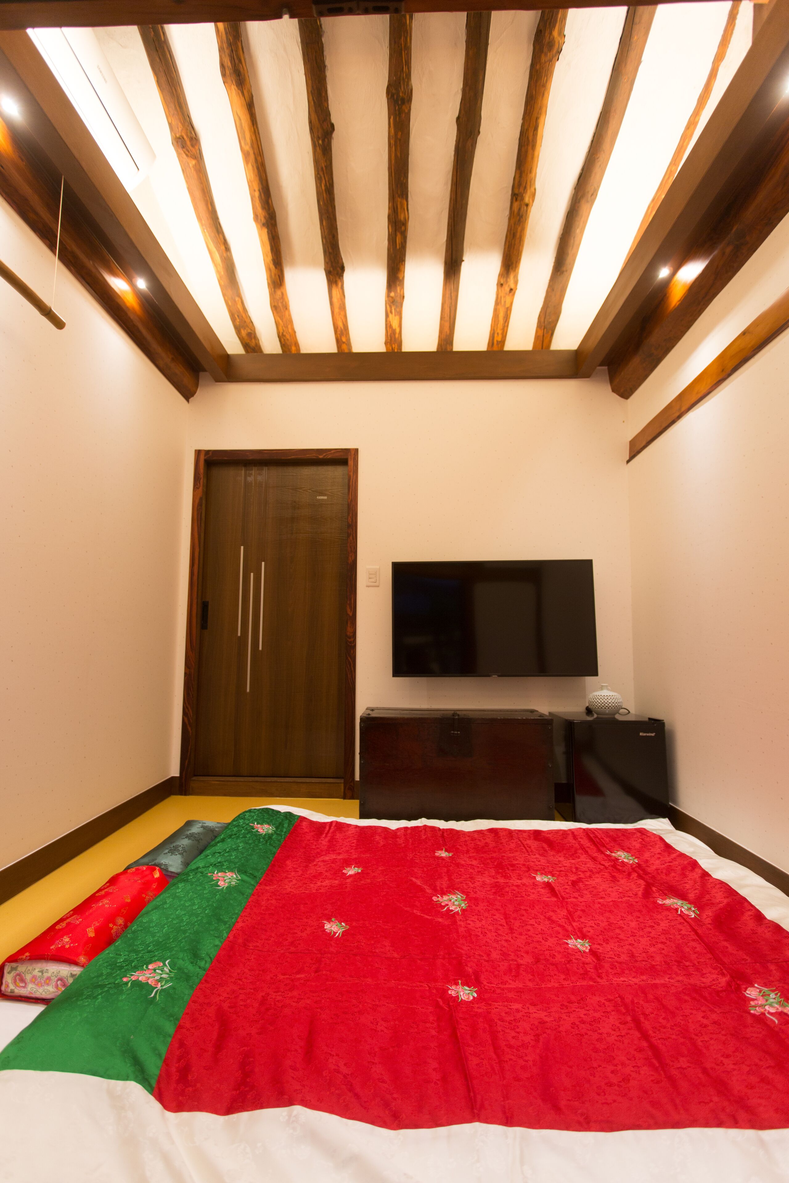 traditional room (araetbang) | individually decorated, desk, laptop workspace, soundproofing