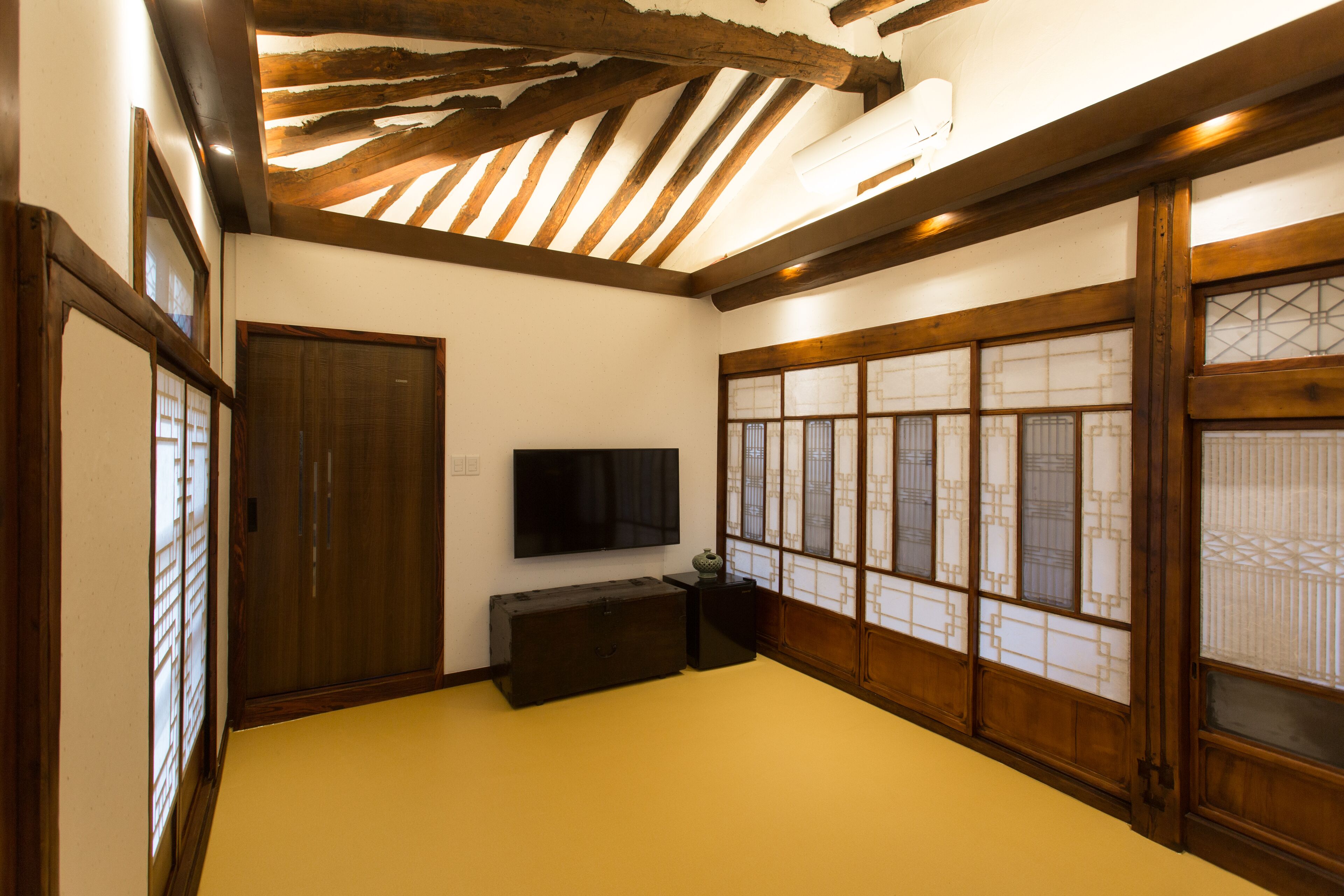 traditional room (anbang) | individually decorated, desk, laptop workspace, soundproofing