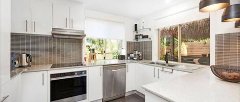 Een koelkast, een magnetron, een oven, een kookplaat