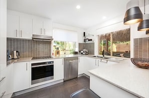 Réfrigérateur, four à micro-ondes, un four, surface de cuisson