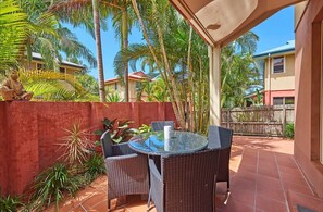 Outdoor dining - Whale House 8 - 6 Electra Close (Byron Shire)