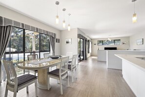 Dining - Villa Dante - On the edge of the forest in the heart of Margaret River (Margaret River)