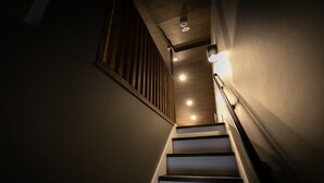 A staircase with wooden railings and recessed lighting. - Casa Grapp Tengachaya II (Osaka)