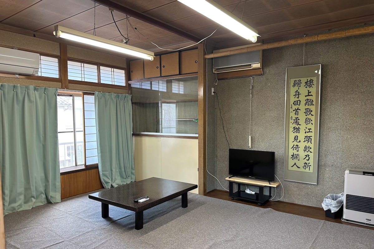 Premium bedding, down duvets, Tempur-Pedic beds, minibar