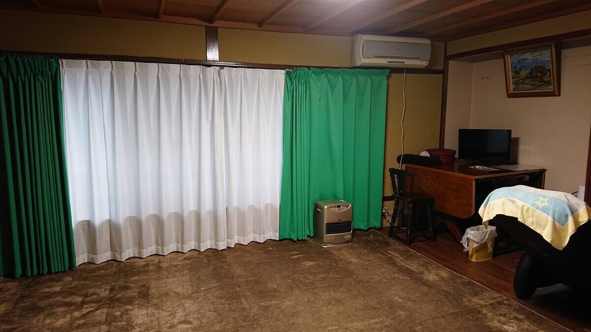 Premium bedding, down comforters, Tempur-Pedic beds, minibar