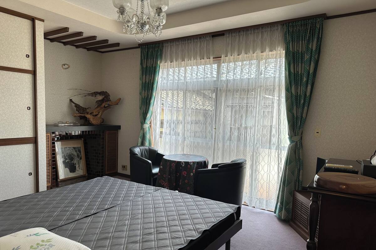 Luxe beddengoed, donsdekens, een bureau, een laptopwerkplek