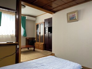 Habitación, para no fumadores, baño compartido (Yuri, with Kitchen) | Ropa de cama de alta calidad, edredón, camas Tempur-Pedic y escritorio 