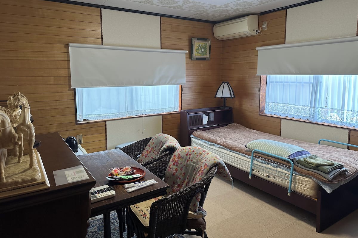 Sengetøy av topp kvalitet, dundyner, Tempur-Pedic-senger og skrivebord