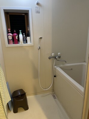 Een haardroger, badjassen, pantoffels, een bidet