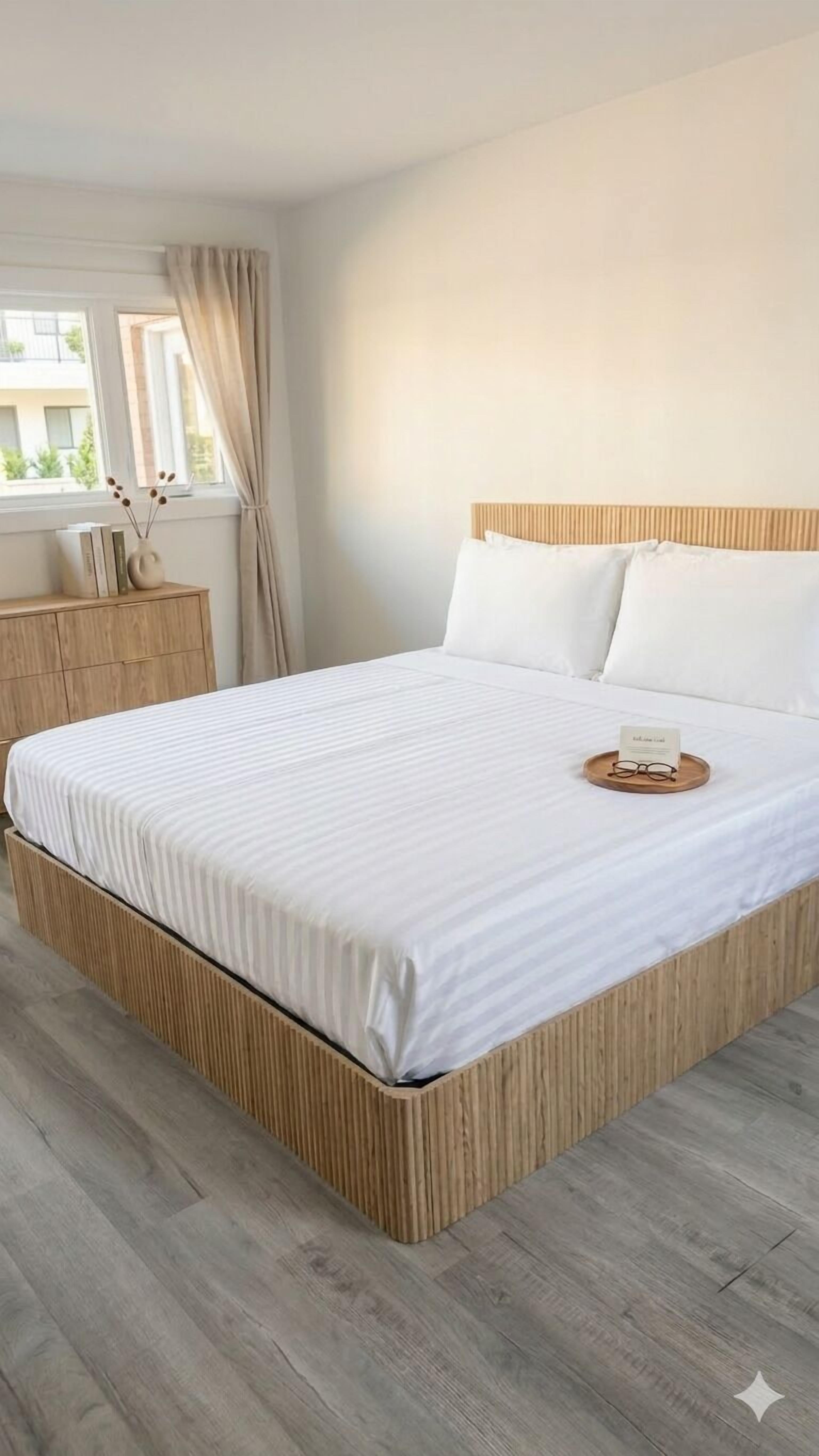 Standard Studio, 1 King Bed, Kitchenette | Bed sheets