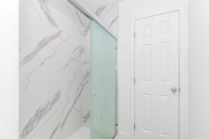 Comfort Suite, Multiple Beds, Kitchen | Bathroom