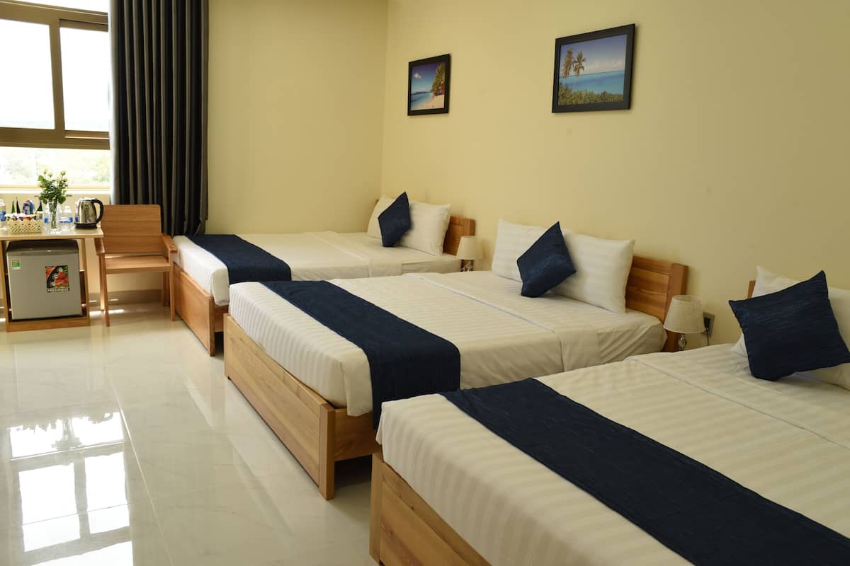 Family Three Double Beds | Minibar, màn/rèm cản sáng, phòng cách âm 