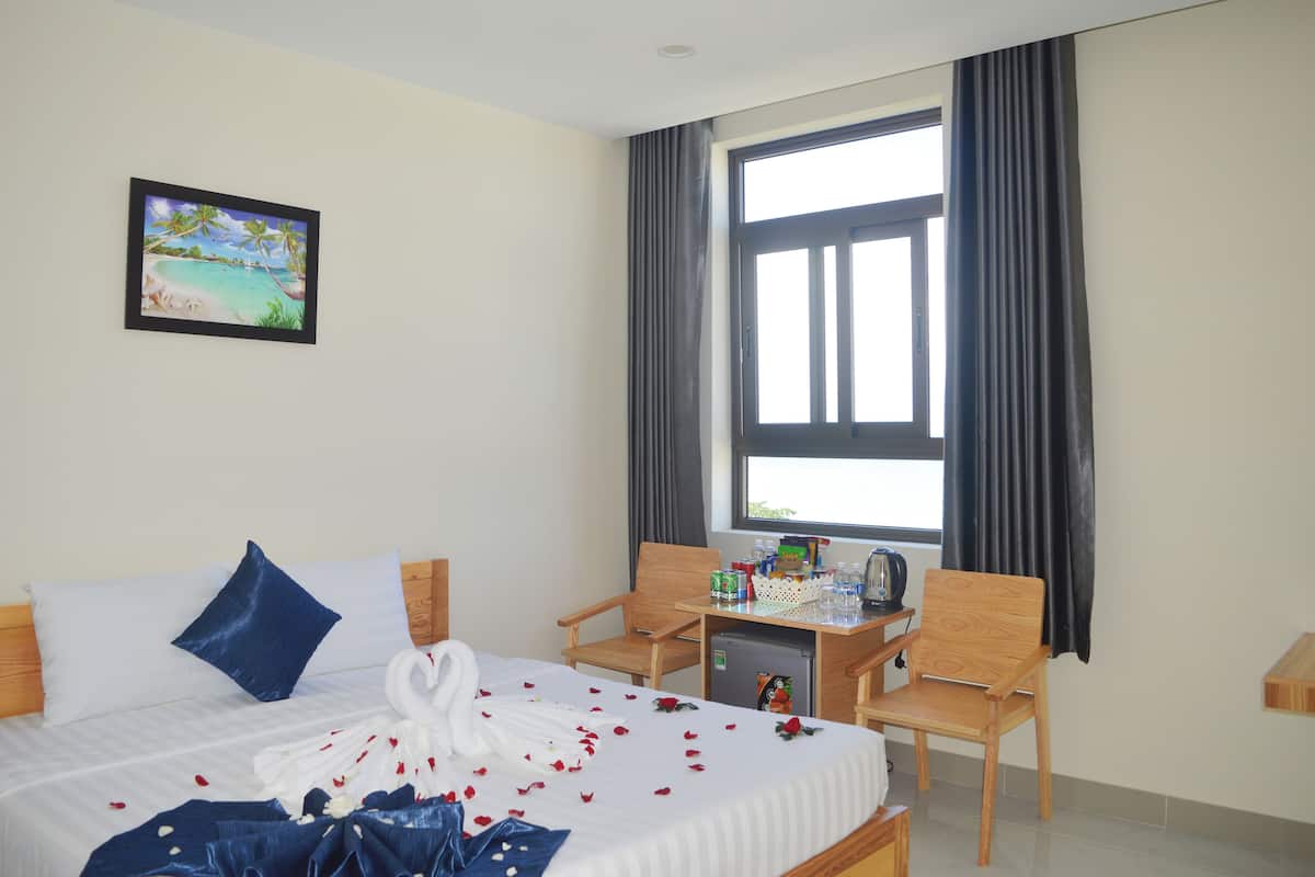 Deluxe Double Room with Sea View | Minibar, màn/rèm cản sáng, phòng cách âm 