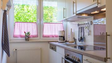 雪櫃、微波爐、焗爐、洗碗機