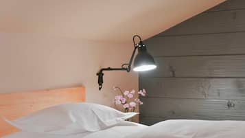 2 bedrooms, in-room safe, bed sheets