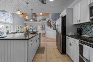 冷蔵庫、電子レンジ、オーブン、コンロ