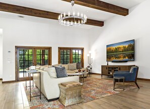 TV, fireplace, DVD player, table tennis - Sunny Oak | Sleeps 10 | Pool/Hot Tub | Outdoor kitchen with Fireplace (Fredericksburg)