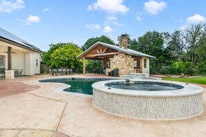 Pool - Sunny Oak | Sleeps 10 | Pool/Hot Tub | Outdoor kitchen with Fireplace (Fredericksburg)