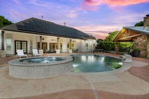Pool - Sunny Oak | Sleeps 10 | Pool/Hot Tub | Outdoor kitchen with Fireplace (Fredericksburg)