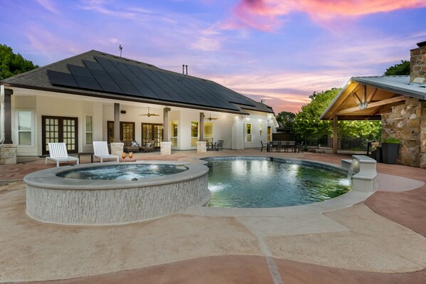 Pool - Sunny Oak | Sleeps 10 | Pool/Hot Tub | Outdoor kitchen with Fireplace (Fredericksburg)